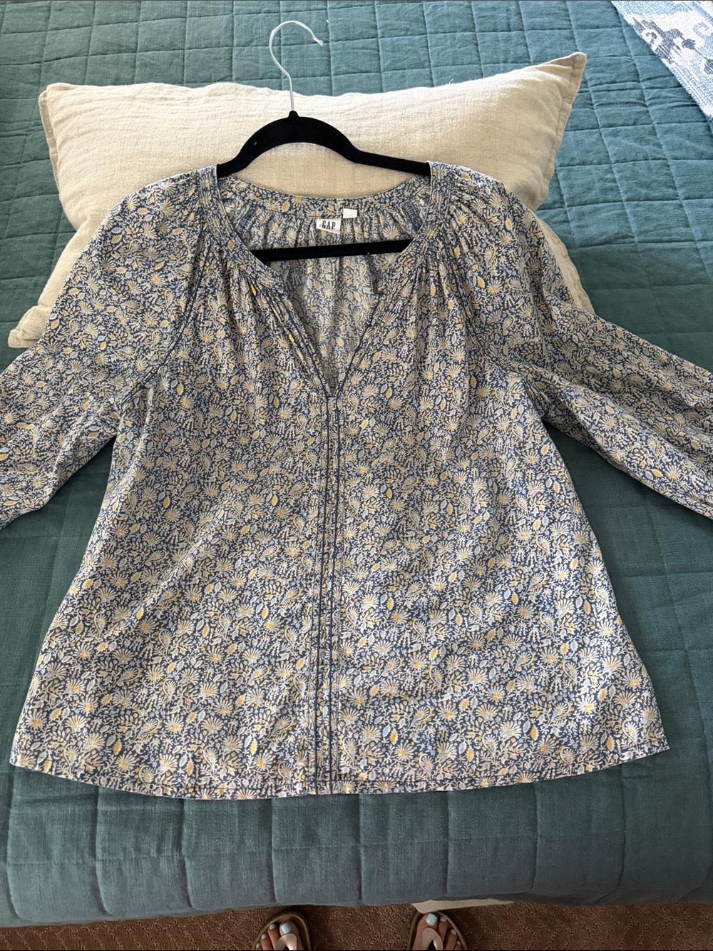 GAP Blue and Cream Floral Peasant Top. 100% Cotton size Medium